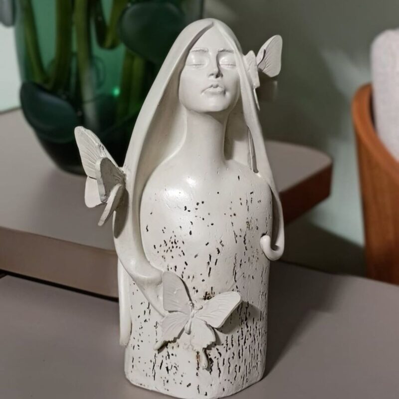 Escultura menina c/ borboleta